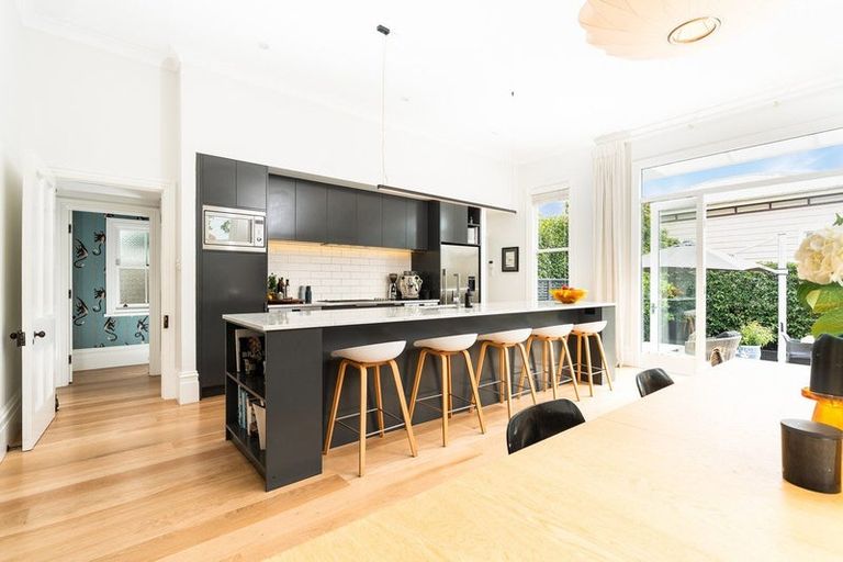 Photo of property in 18 Austin Street, Mount Victoria, Wellington, 6011