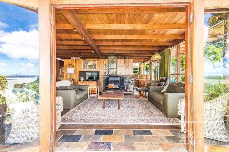 Photo of property in 94 Otitori Bay Road, Titirangi, Auckland, 0604