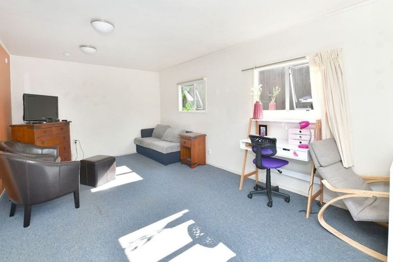 Photo of property in 3 Red Beach Road, Red Beach, 0932