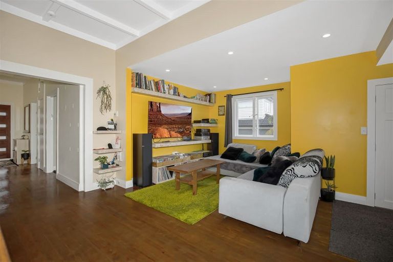 Photo of property in 275 Great North Road, Henderson, Auckland, 0612