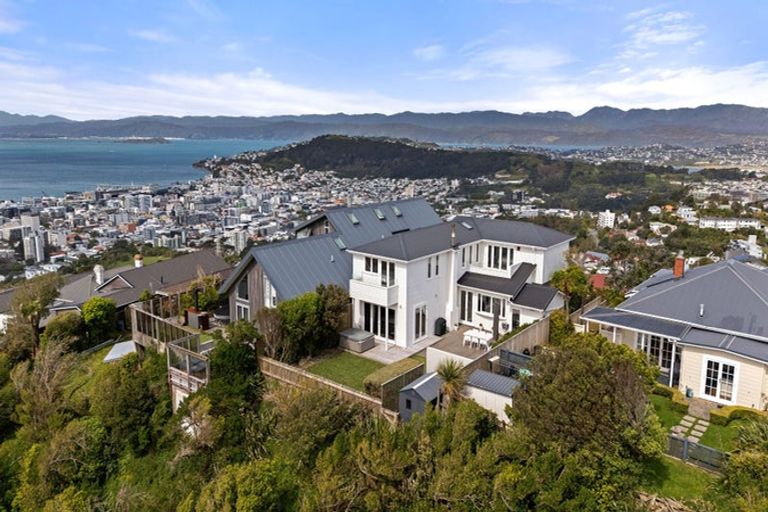Photo of property in 52 Karepa Street, Brooklyn, Wellington, 6021