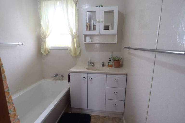 Photo of property in 25 Kaipatiki Road, Glenfield, Auckland, 0629