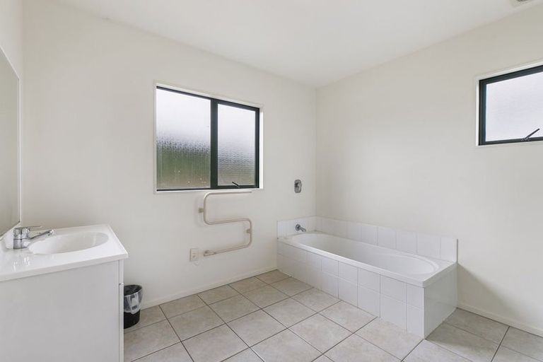 Photo of property in 13b Sunnydale Place, Oteha, Auckland, 0632