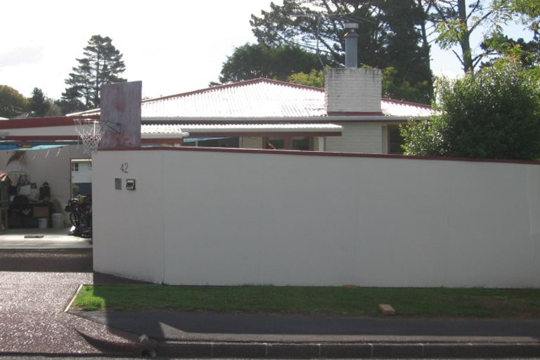 Photo of property in 1/42 Fairmount Road, Titirangi, Auckland, 0604