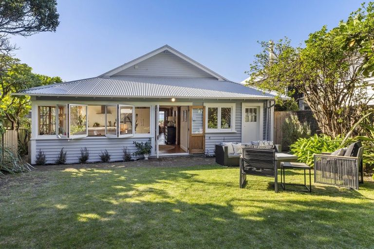 Photo of property in 65 Marine Parade, Seatoun, Wellington, 6022