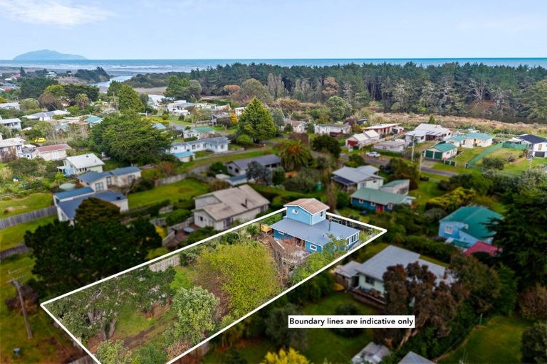 Photo of property in 16 Arthur Street, Waikawa Beach, Levin, 5573
