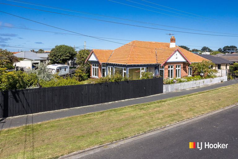 Photo of property in 85 Hargest Crescent, Saint Clair, Dunedin, 9012