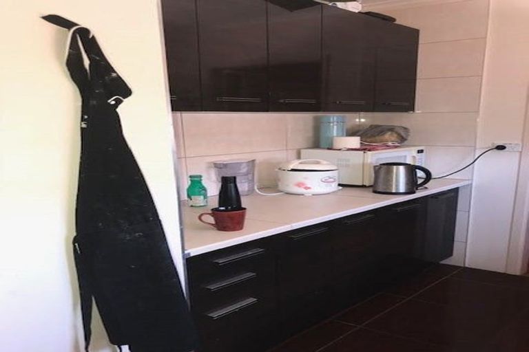 Photo of property in 2 Springside Place, New Lynn, Auckland, 0600