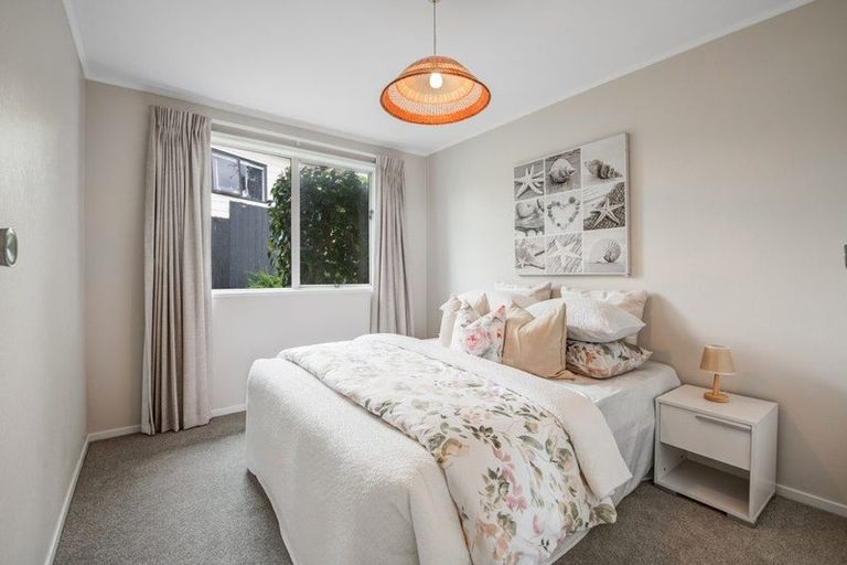 Photo of property in 1 Wanita Place, Totara Vale, Auckland, 0629
