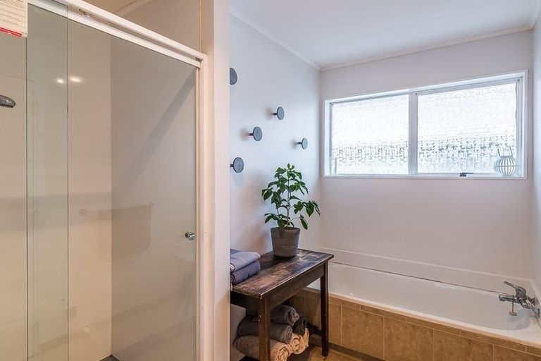 Photo of property in 27 Rewarewa Crescent, Waikanae, 5036