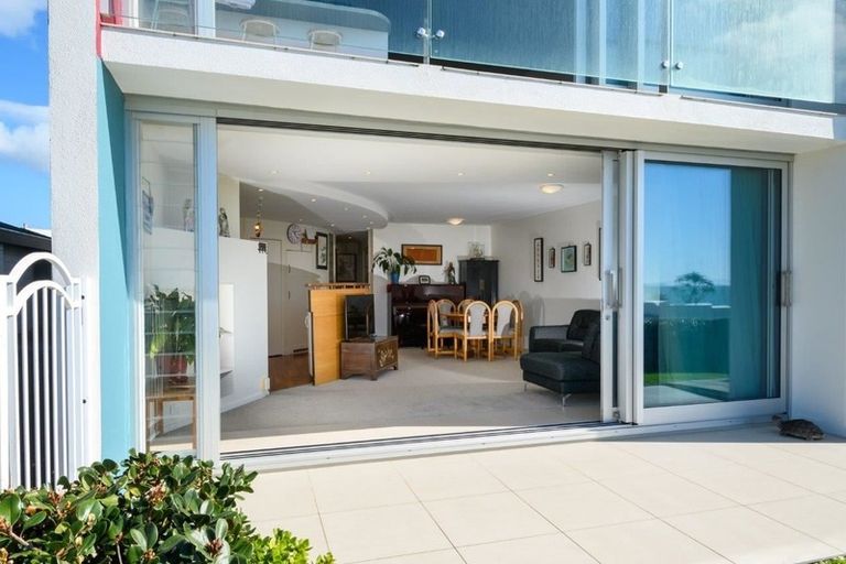 Photo of property in Seaview Apartments, 3/64 Milford Road, Milford, Auckland, 0620