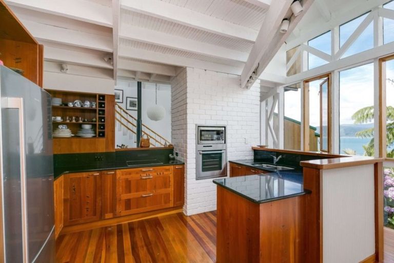 Photo of property in 6 Nakora Road, Karaka Bays, Wellington, 6022