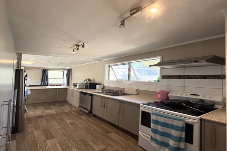 Photo of property in 31 Preston Avenue, Henderson, Auckland, 0610