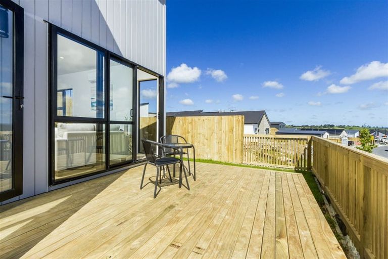 Photo of property in 1 Horokaka Street, Massey, Auckland, 0614