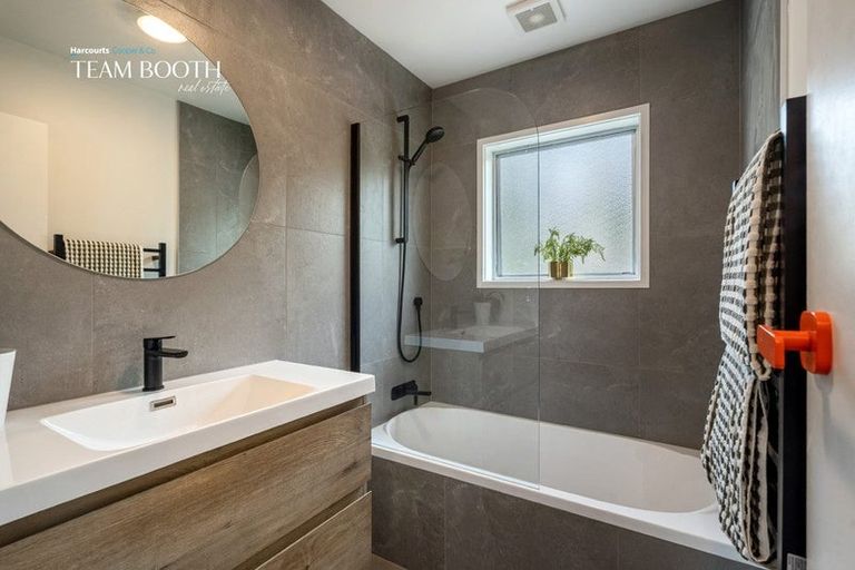 Photo of property in 3a/2 Kirrie Avenue, Te Atatu South, Auckland, 0610