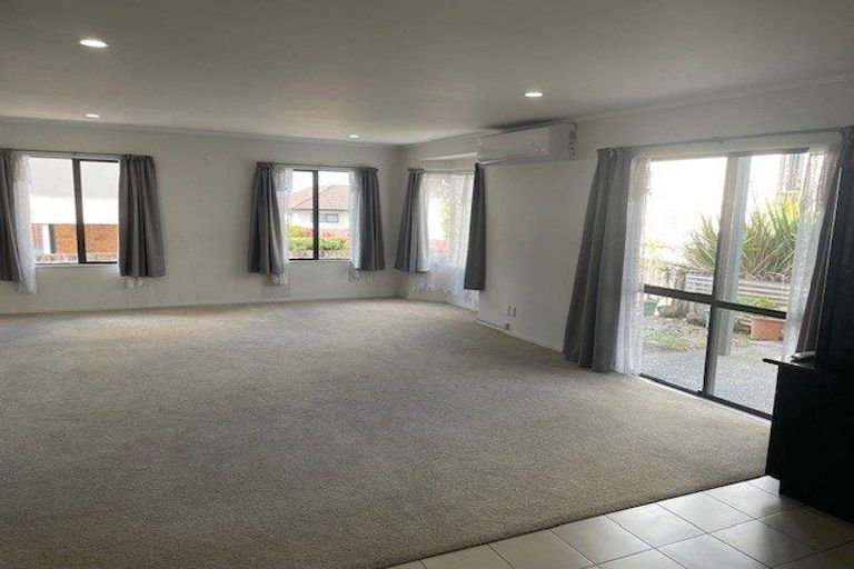 Photo of property in 15 Andover Way, Goodwood Heights, Auckland, 2105