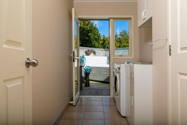 Photo of property in 2 Kittiwake Drive, Schnapper Rock, Auckland, 0632