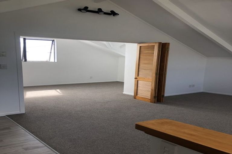 Photo of property in 18 Ngatira Road, Muriwai, Waimauku, 0881