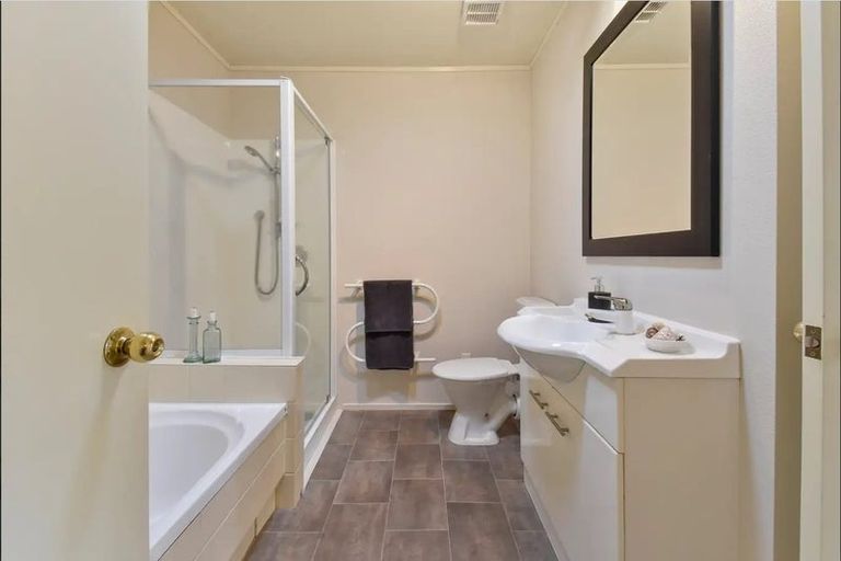Photo of property in 28 Silkwood Grove, Totara Heights, Auckland, 2105