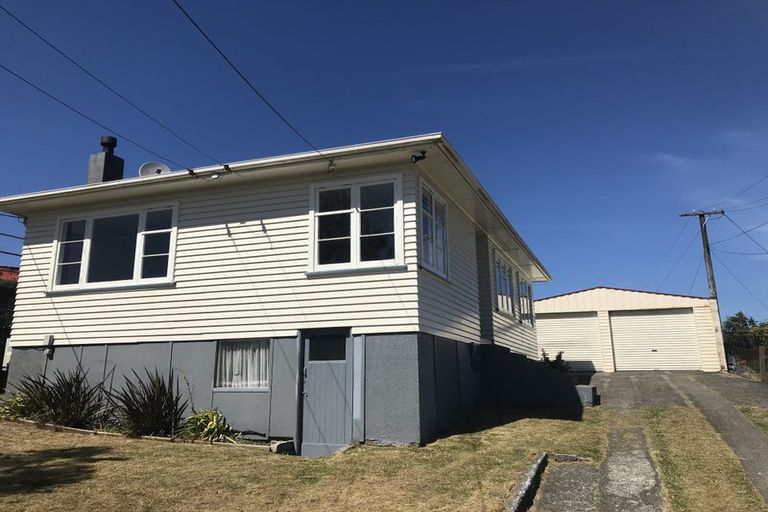 Photo of property in 88 Ruskin Road, Newlands, Wellington, 6037