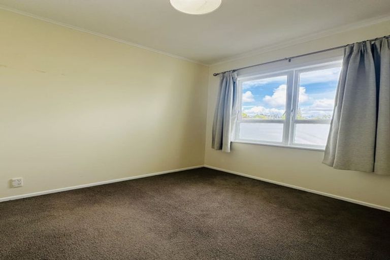 Photo of property in 22 Segedin Place, Glenfield, Auckland, 0629