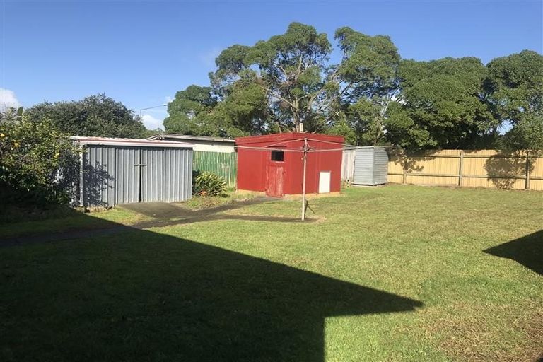 Photo of property in 15 Geoffrey Place, Mangere East, Auckland, 2024