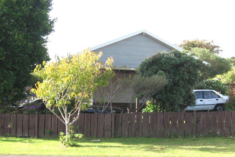 Photo of property in 11 Imperial Place, Henderson, Auckland, 0612