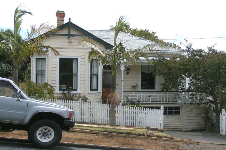 Photo of property in 2 Milton Road, Northcote Point, Auckland, 0627