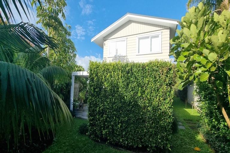 Photo of property in 17 Bevyn Street, Castor Bay, Auckland, 0620