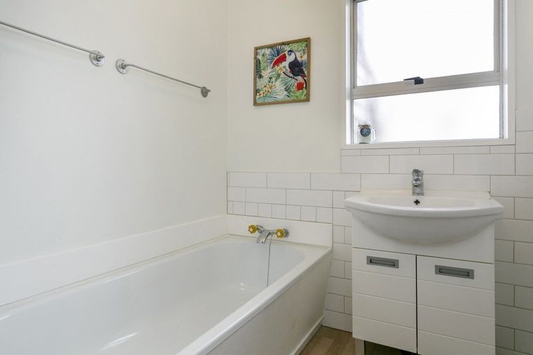 Photo of property in 4 Kereru Street, Two Mile Bay, Taupo, 3330