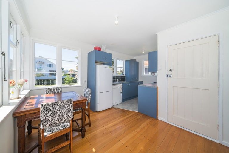 Photo of property in 27 Andrew Avenue, Roslyn, Palmerston North, 4414