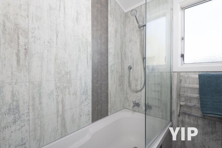 Photo of property in 2/25 Kingsbridge Place, Newlands, Wellington, 6037