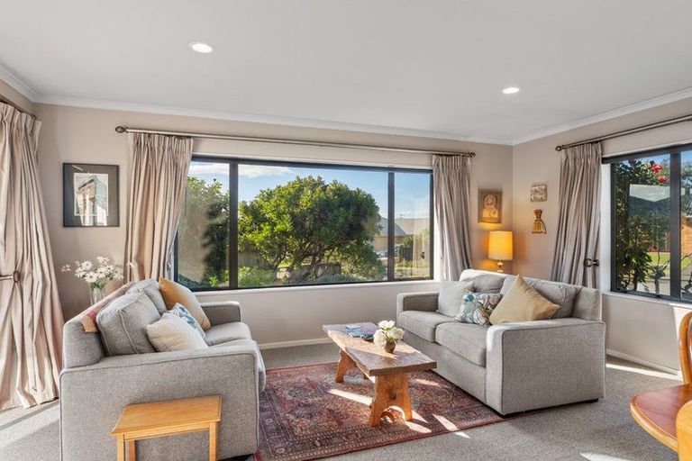 Photo of property in 6 Te Ropata Place, Waikanae Beach, Waikanae, 5036