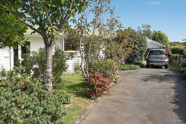 Photo of property in 9 Nimmo Avenue West, Waikanae, 5036