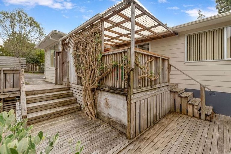 Photo of property in 18 Stallard Place, Glen Eden, Auckland, 0602