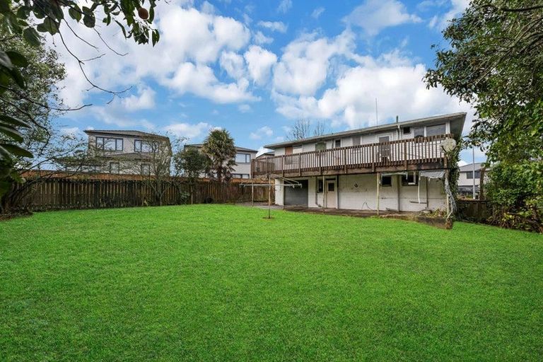 Photo of property in 12 Ozich Avenue, Te Atatu South, Auckland, 0610