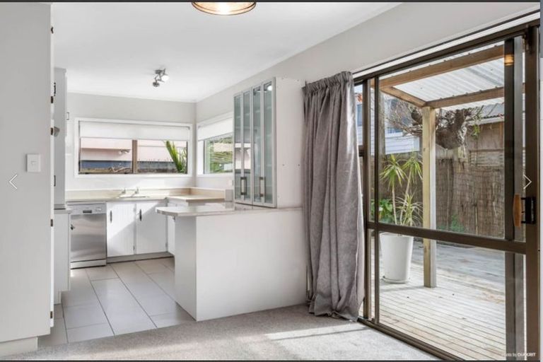 Photo of property in 2/72 Onewa Road, Northcote Point, Auckland, 0627