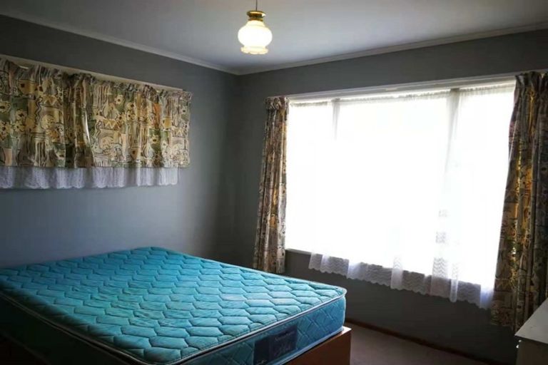 Photo of property in 16 Larnoch Road, Henderson, Auckland, 0610