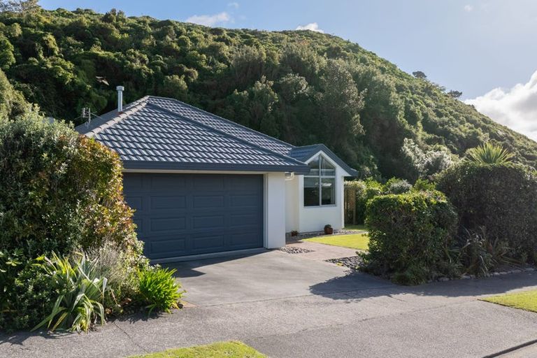 Photo of property in 212 Westchester Drive, Churton Park, Wellington, 6037