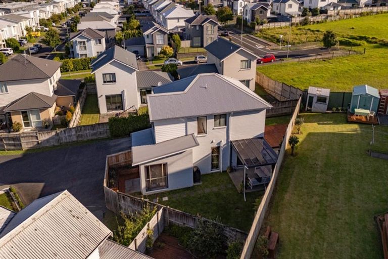Photo of property in 22 William Wallbank Crescent, Swanson, Auckland, 0614