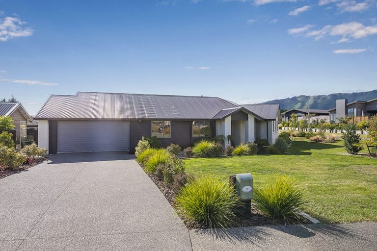 Photo of property in 2 Lamont Place, Waikanae, 5036