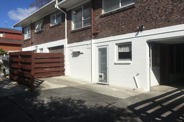 Photo of property in 3/2 Hinekohu Street, New Lynn, Auckland, 0600