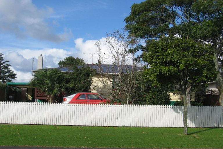 Photo of property in 104 Matipo Road, Te Atatu Peninsula, Auckland, 0610