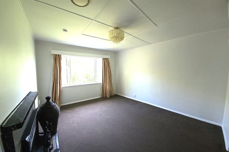 Photo of property in 43 Lyndfield Lane, Newlands, Wellington, 6037
