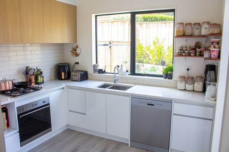 Photo of property in 68c Donovan Avenue, Massey, Auckland, 0614