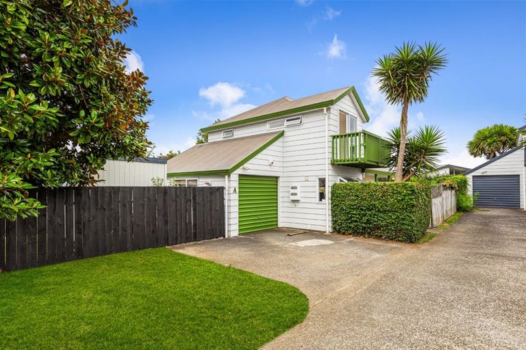 Photo of property in 41 Colwill Road, Massey, Auckland, 0614