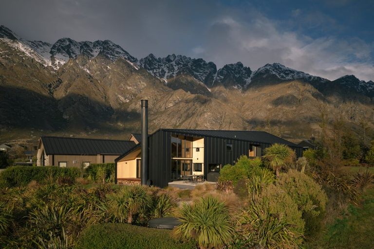 Photo of property in 14 Caithness Court, Jacks Point, Queenstown, 9371