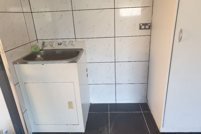 Photo of property in 18 Plumstead Rise, Glen Eden, Auckland, 0602