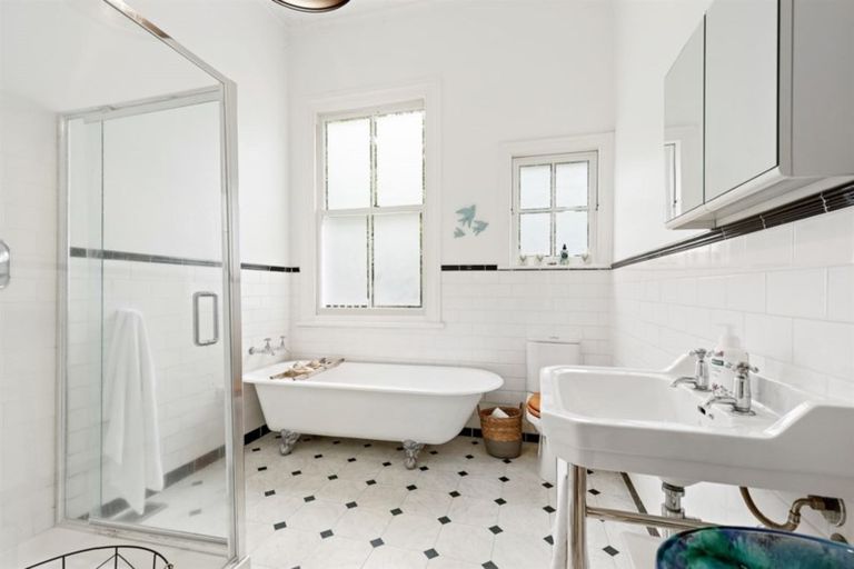 Photo of property in 20 Hebe Place, Birkenhead, Auckland, 0626