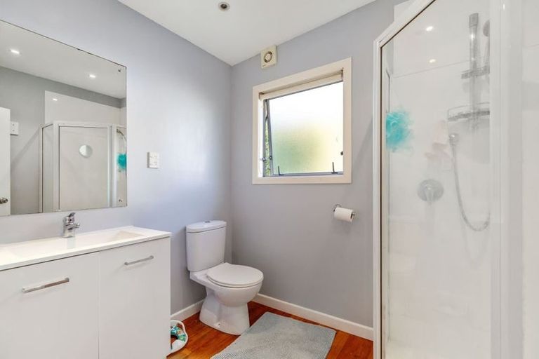 Photo of property in 18 Stallard Place, Glen Eden, Auckland, 0602